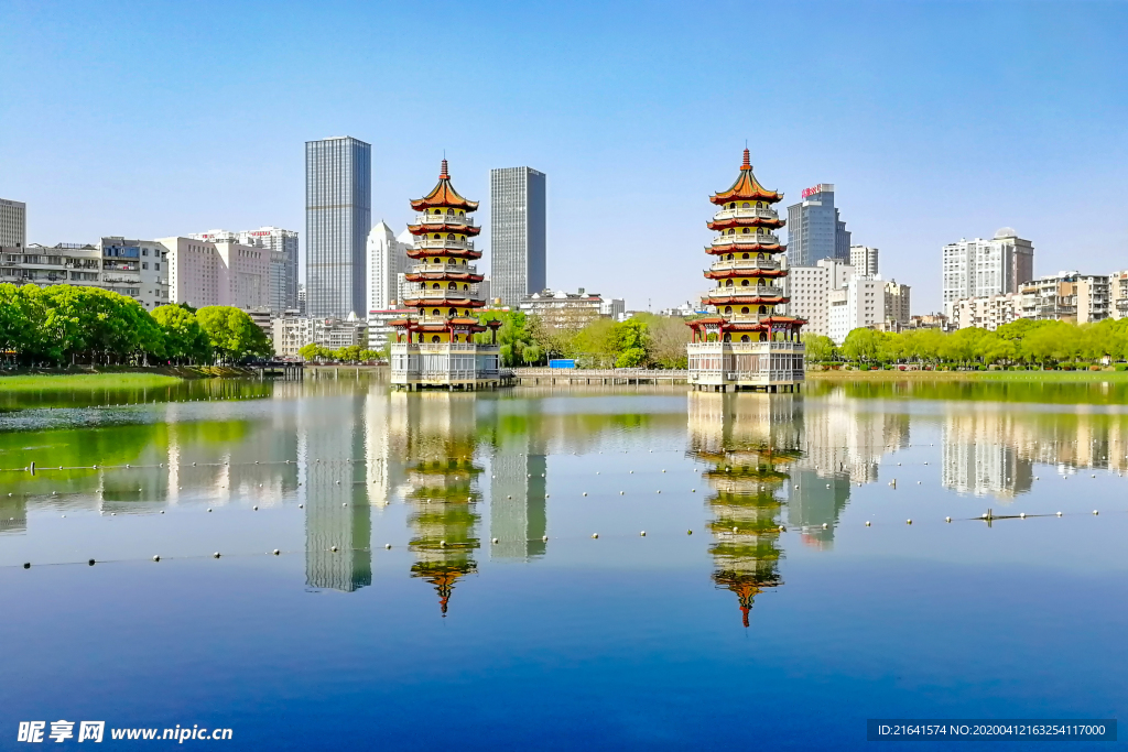 城市公园中的双子塔建筑