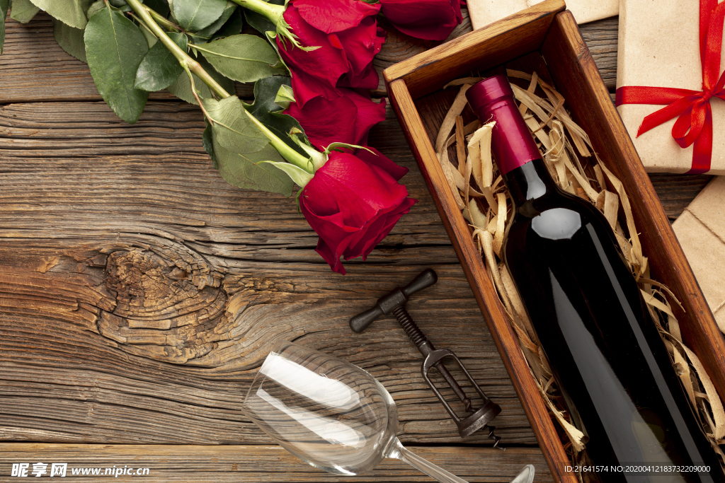 红玫瑰与木盒里的红酒