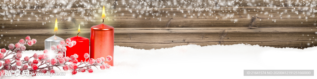 雪地上的果实与蜡烛