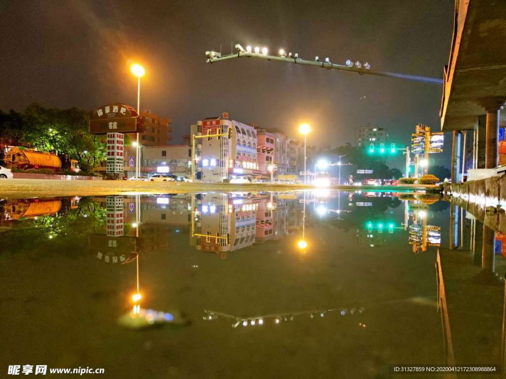 夜景倒影图片