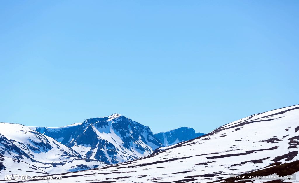 蓝天下的山顶积雪美景