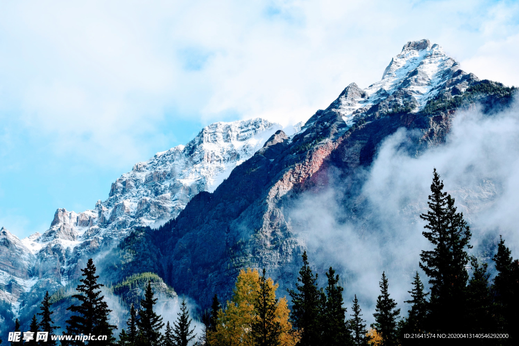 云雾缭绕的雪山美景