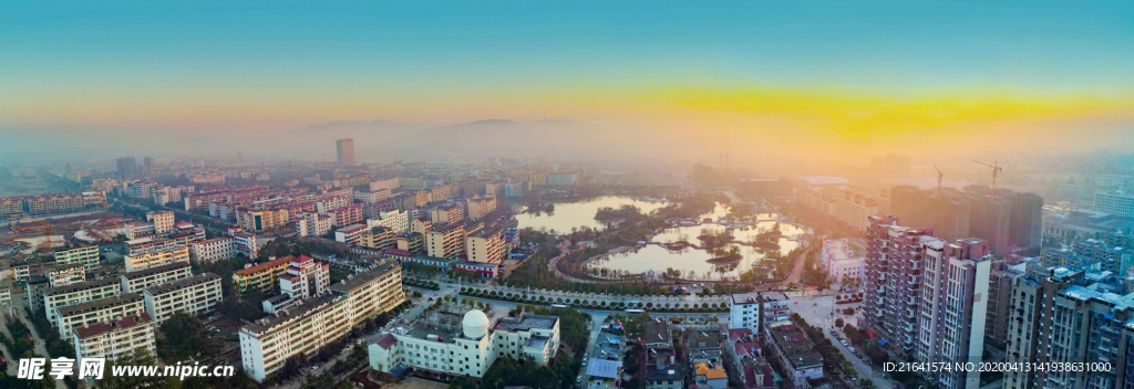 清晨雾气蒙蒙的城市全景