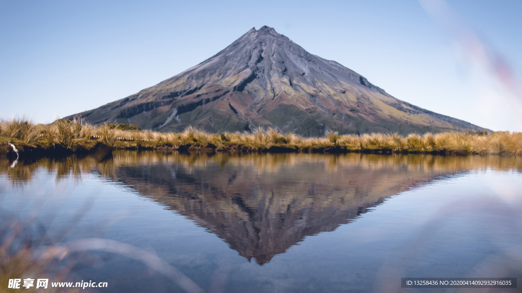 火山湖水天空风景草地