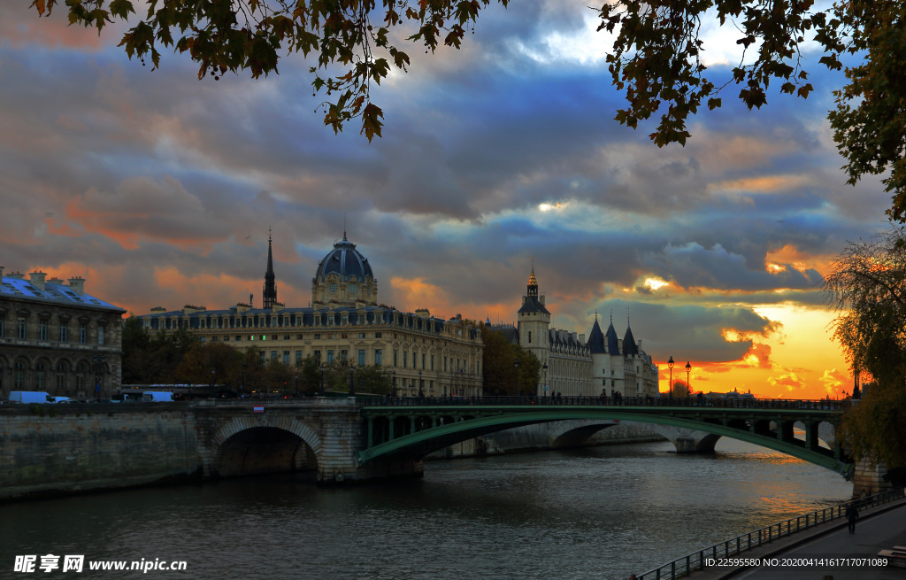 夕阳下的巴黎塞纳河