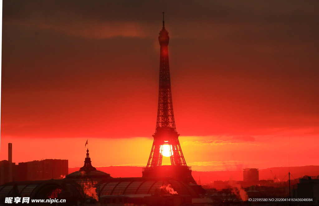 夕阳下的巴黎埃菲尔铁塔