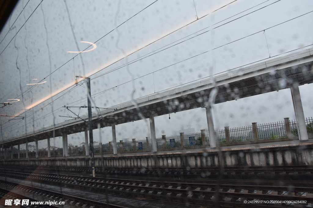 下雨铁路站台