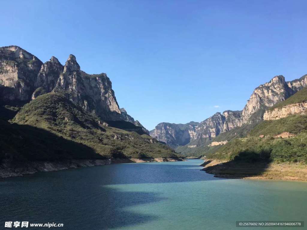 蓝天山水风景图