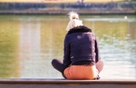 背影 女性 湖边