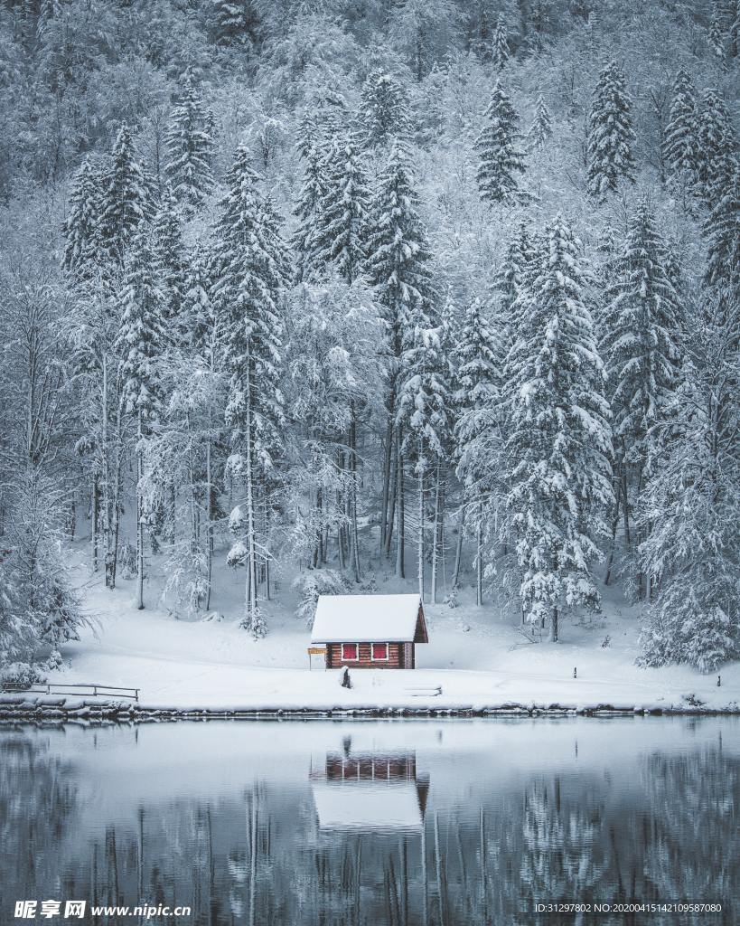 林海雪原湖边小屋