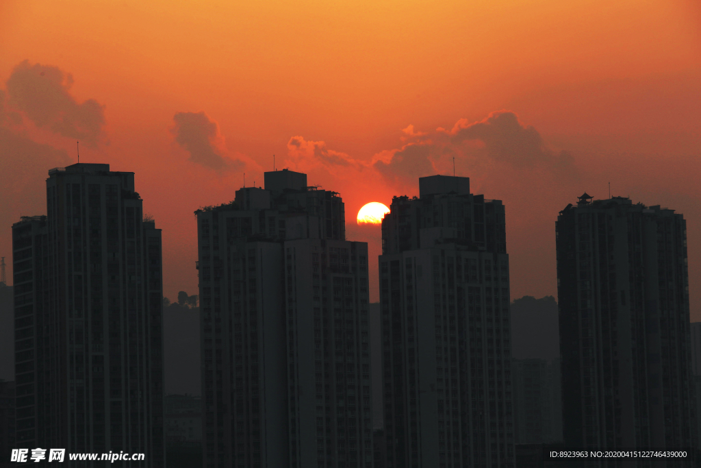 城市上空的夕阳