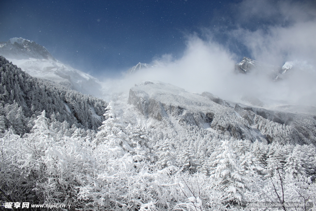 海螺沟雪山