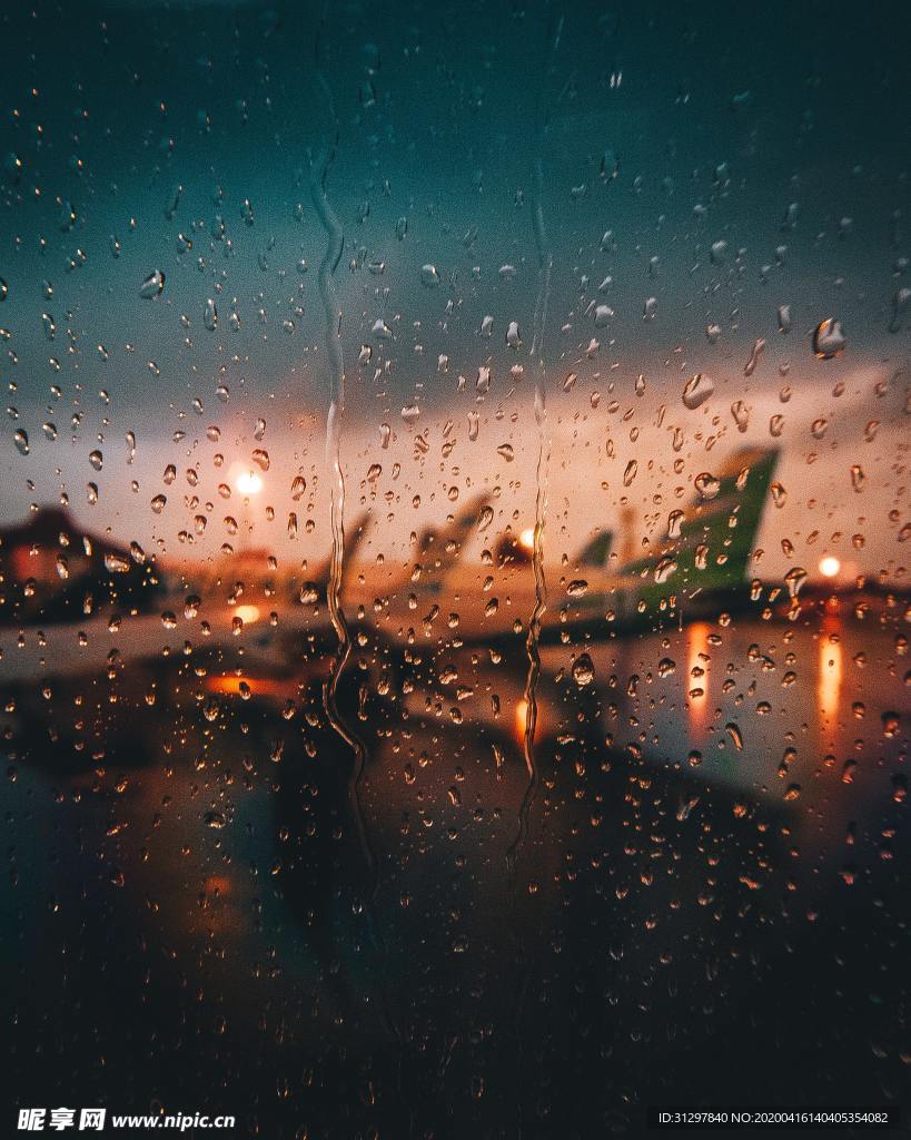 雨天朦胧的机场