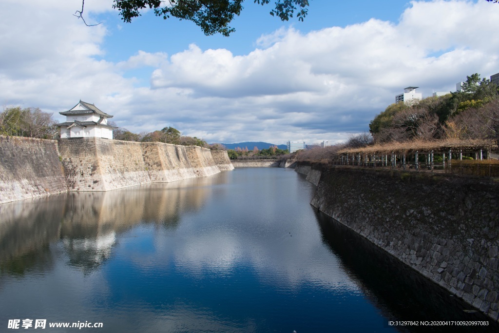 高墙护城河