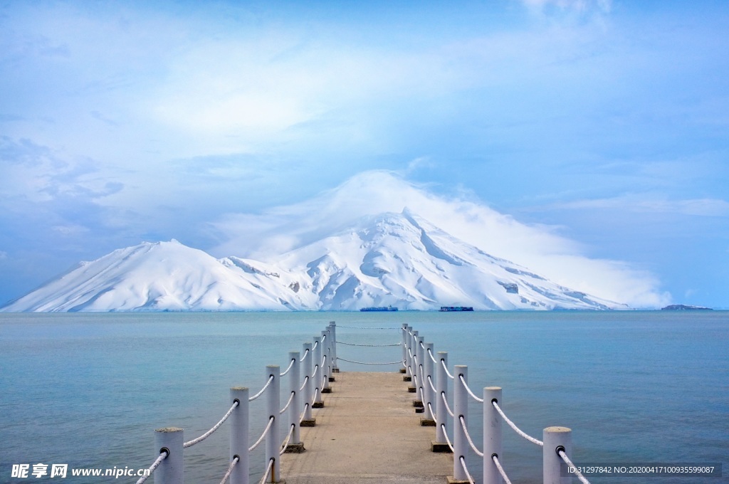 眺望雪山的码头