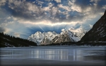 蓝天白云雪山湖泊