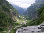 高山中间的小路