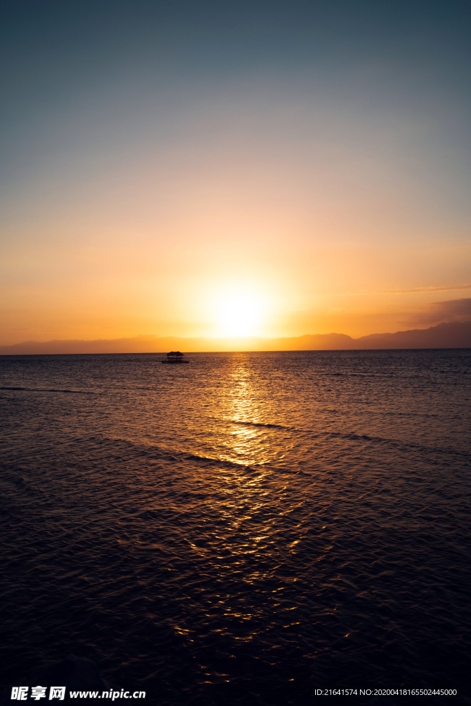 夕阳下的海洋美景