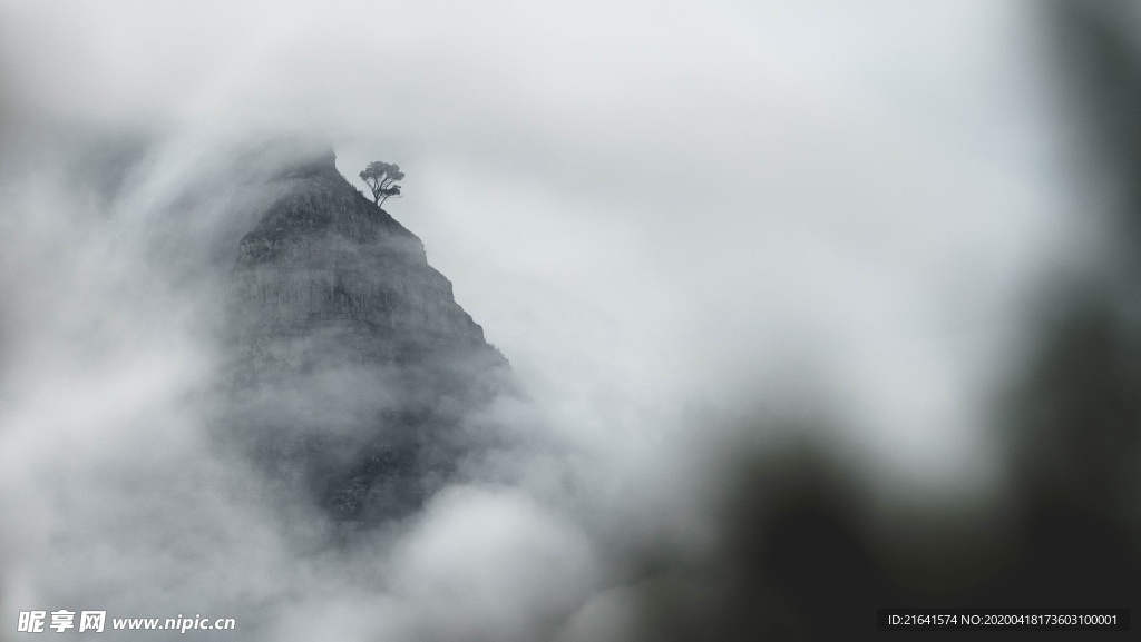 弥漫着雾气的山间风景