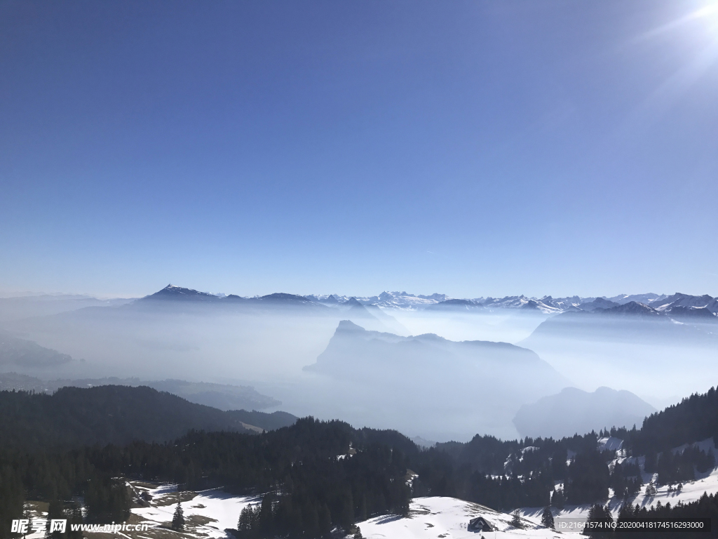 阳光下的雪山山顶风光摄影