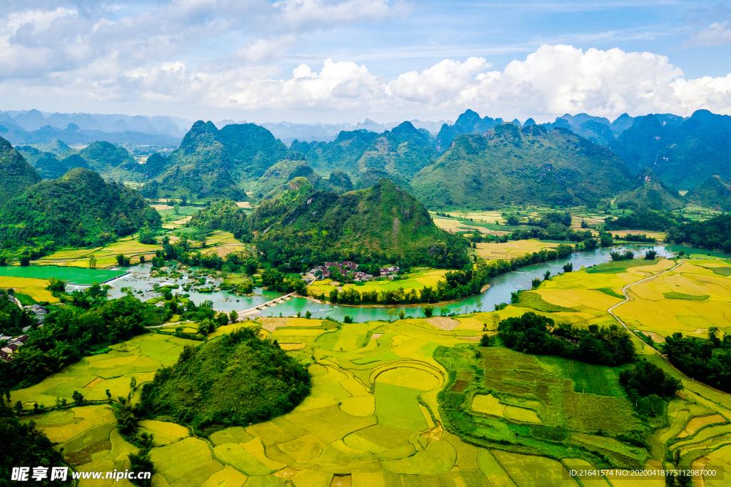 越南山间农田和河流景