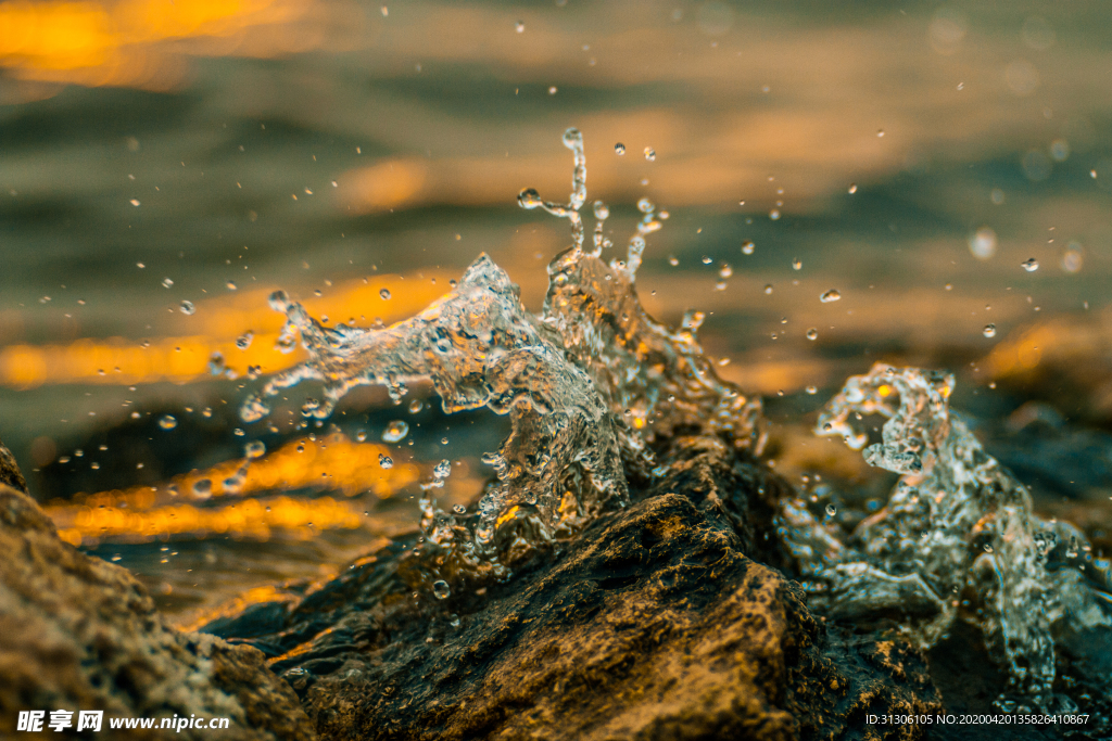 水花溅起