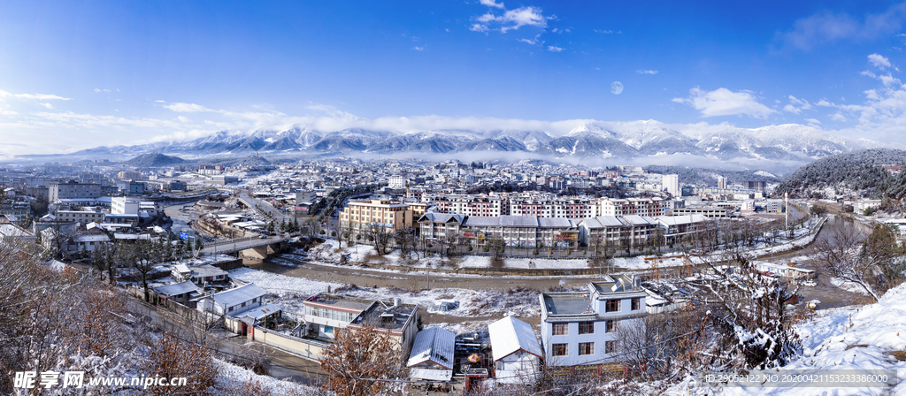 维西县城雪景图