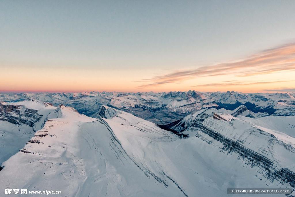 夕阳雪山美景