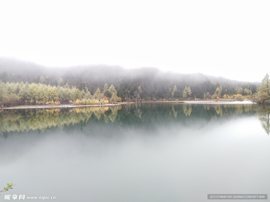 人间仙境的湖景