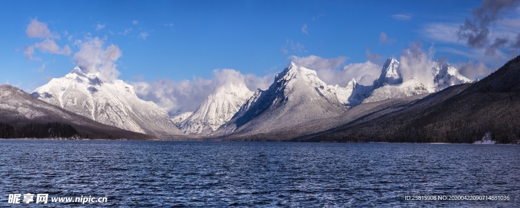 雪山湖泊美景图片