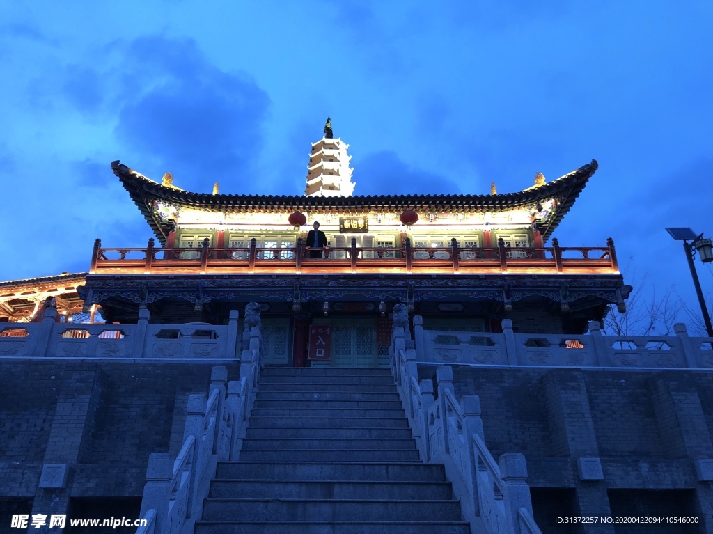 白塔山仰望夜景