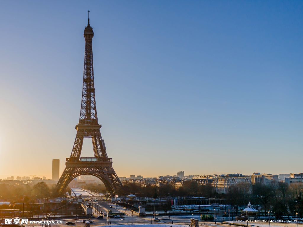 法国地标埃菲尔铁塔开放 游客络绎不绝排长队