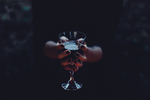 捧着酒杯的手