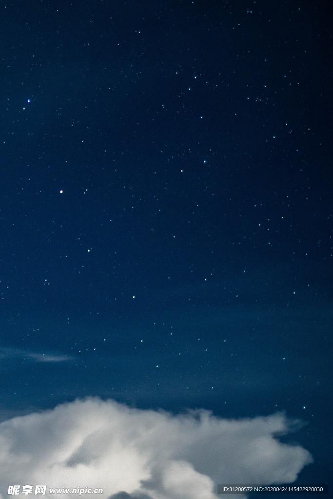 夜空白云