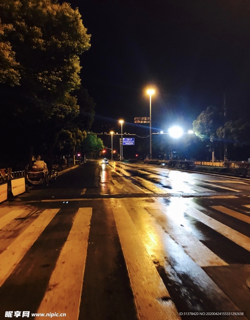 雨天夜里的道路