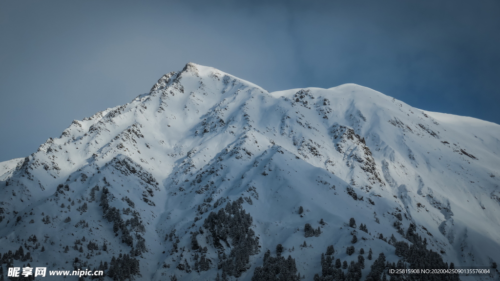 雪山山峰积雪图片