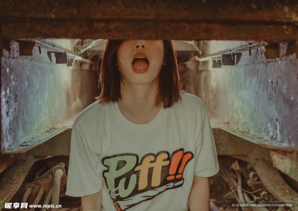 穿T恤少女
