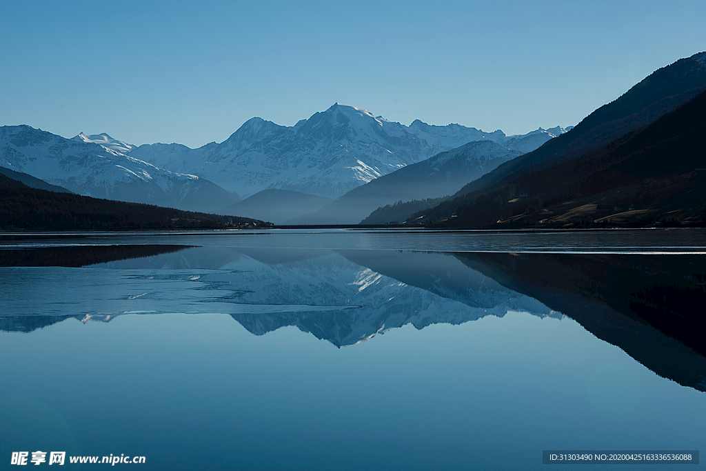 雪山下的静湖