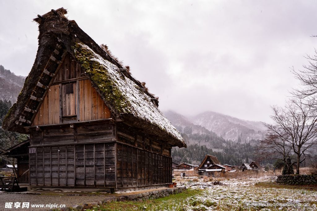 山间小屋图片