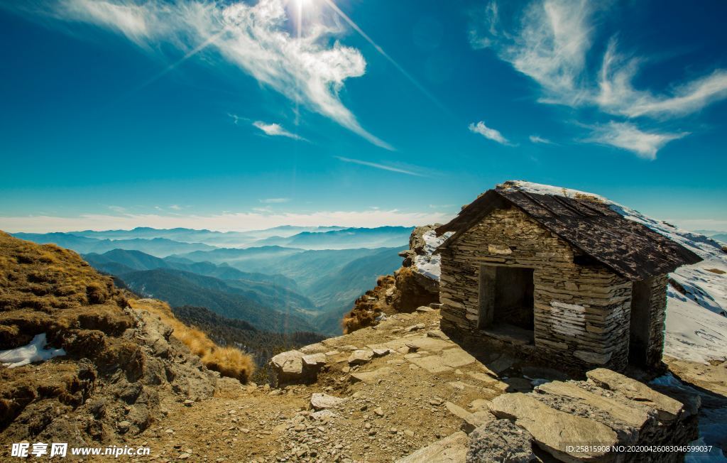 山间小屋图片