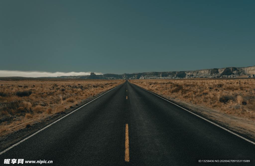 群山天空白云公路风景