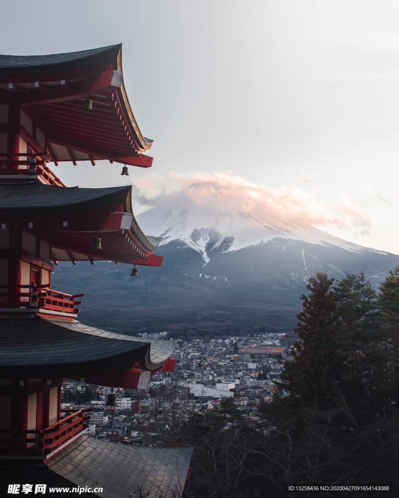 高端建筑雪山风景背景