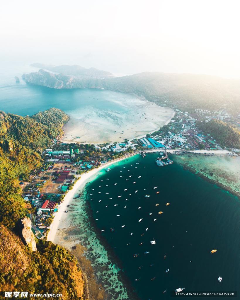 山谷河水大海风景背景