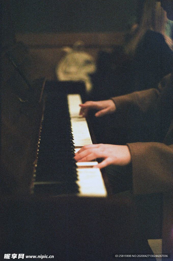 钢琴琴键弹琴图片