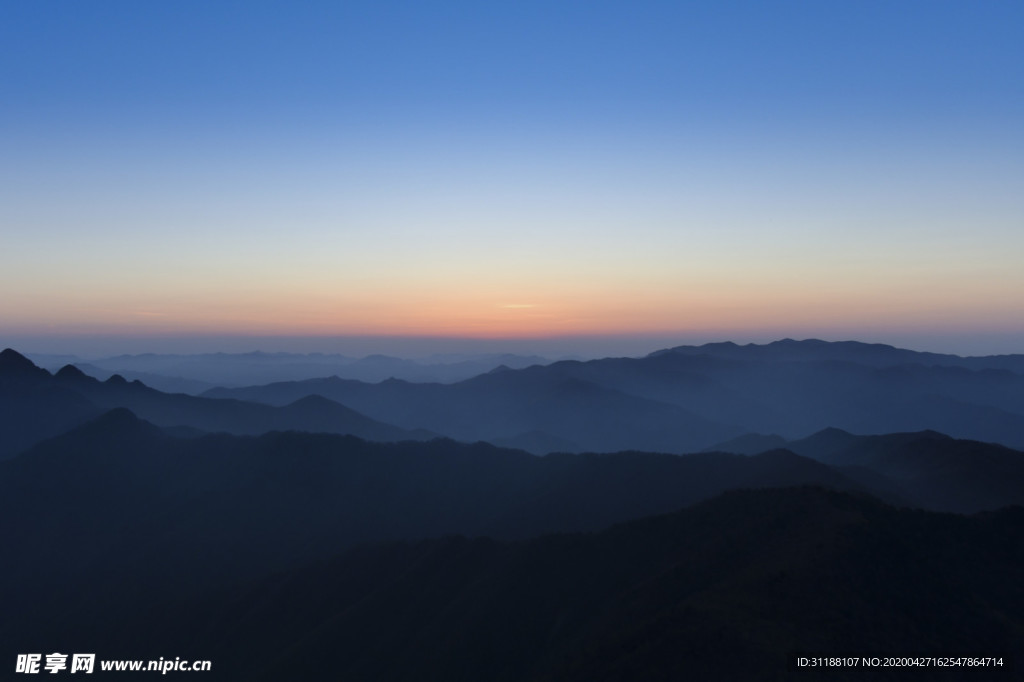 朝阳与群山