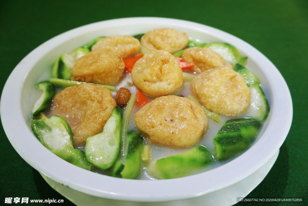 胜瓜什菇鱼腐煲