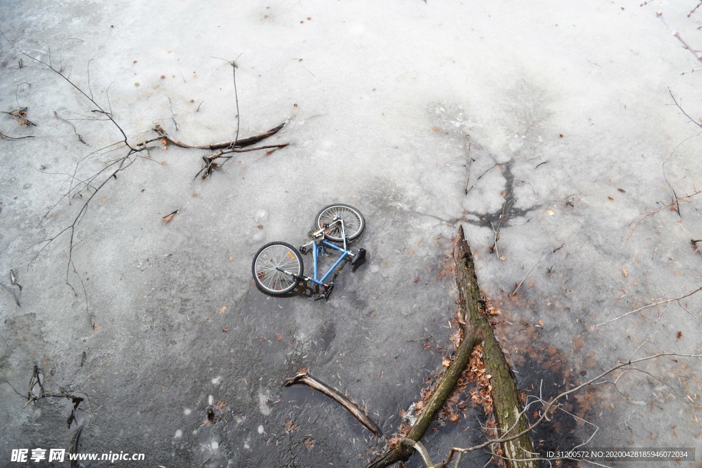 冰层上的自行车
