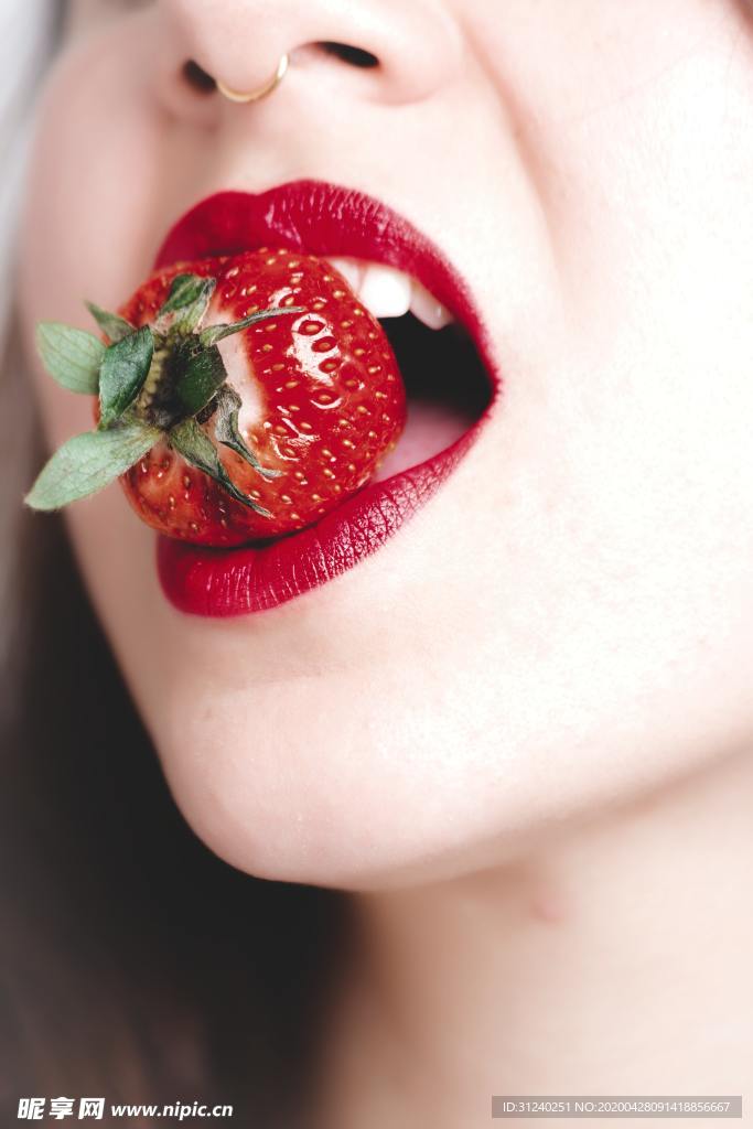 吃草莓 红唇图片