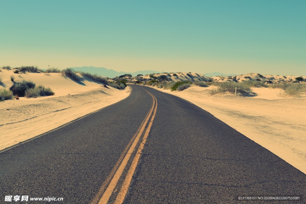 沙漠中的马路