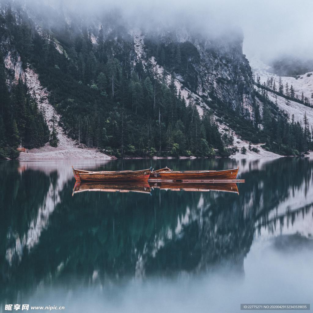 雪山冰湖划船
